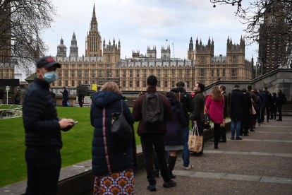La gente hace cola en el hospital de St. Thomas para recibir dosis de refuerzo de Covid-19 en Londres, Reino Unido, el 14 de diciembre de 2021.