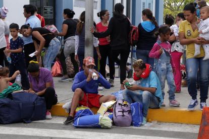 Venezolanos permanecen en la ciudad fronteriza de Tumbes (Perú), en una fotografía de archivo.