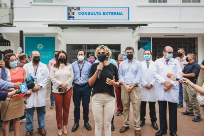 Figura. La alcaldesa durante la inauguración del área de consulta externa del
Hospital Bicentenario.
