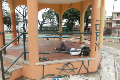 Los tres parques de la ciudadela Brisas del Río han sido tomados por vagabundos. Los vecinos se ven impedidos de visitar estos espacios que lucen descuidados y con basura.