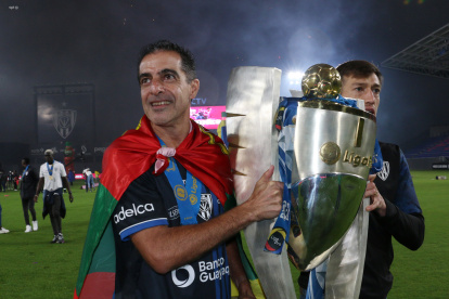 Renato Paiva muestra el trofeo de LigaPro ganado con Independiente del Valle.