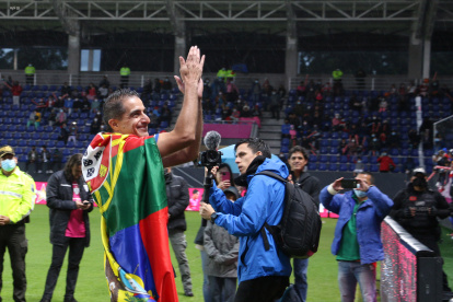 El técnico portugués lució durante los festejos una bandera combinada de Portugal y Ecuador.