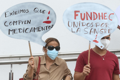 PLANTÓN DE PACIENTES DE ENFERMEDADES CATASTRÓFICAS, EN  LOS EXTERIORES DEL HOSPITAL TEODORO MALDONADO... ...FD: MIGUEL CANALES...30-11-2021