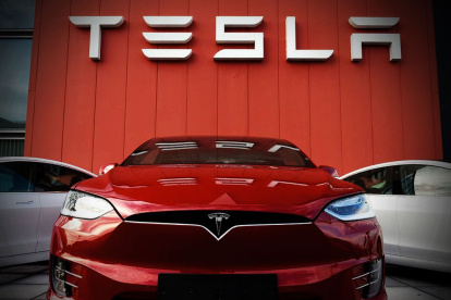 El fabricante de vehículos eléctricos de lujo está en aprietos con la demanda por acoso, por parte de seis mujeres.