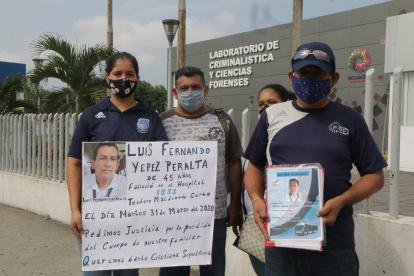 Plantón. En 2020, familias llegaron hasta los exteriores de Criminalística y Medicina Legal para exigir los cuerpos.