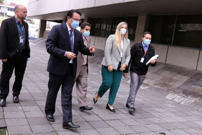 Comisionados. Fernando Villavicencio, Bruno Segovia y Ana Belén Cordero llegan a la Fiscalía para entregar el informe de la Comisión de Fiscalización.