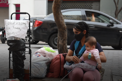 Maritza Jaime junto a su hija en la Av. 9 de Octubre.