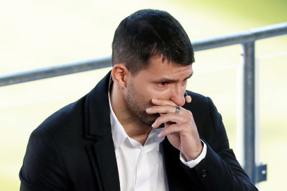Con lágrimas en los ojos, Sergio "Kun" Agüero anunció su retirada del fútbol profesional