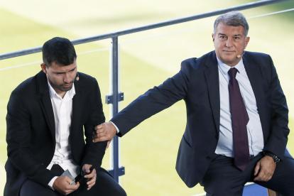 El delantero argentino Sergio "Kun" Agüero (i) junto al presidente del FC Barcelona, Joan Laporta (d), durante la rueda de prensa en la que ha anunciado este miércoles, a los 33 años de edad, su retirada del fútbol profesional.