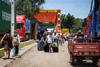 Viajeros ingresan a Paraguay luego de cruzar desde Argentina por el Puente Internacional San Ignacio de Loyola, hoy, en la ciudad fronteriza José Falcón (Paraguay). La apertura del principal paso fronterizo en las localidades de Clorinda (Argentina) y Puerto Falcón (Paraguay) representa una luz de esperanza para los comerciantes, transportistas, operadores turísticos, cambistas y los conocidos "maleteros" tras casi dos años de cierre por la covid-19. EFE/ Nathalia Aguilar