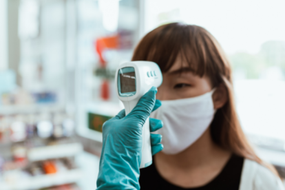 Tomar la temperatura sigue siendo una de las medidas de bioseguridad.