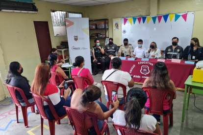 Autoridades educativas y de Policía de la Zona 8 se reunieron con padres de familia.