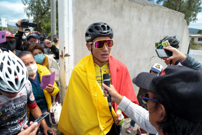 Wilson Haro ofrece declaraciones a la prensa luego de adjudicarse campeón tras la última etapa de la XXXVIII Vuelta Ciclística al Ecuador