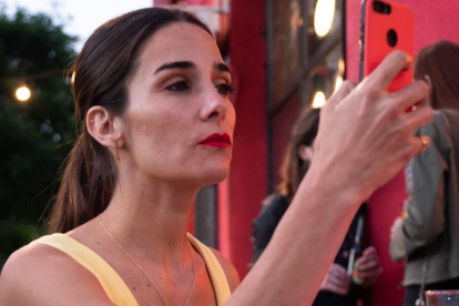 Juana Viale encarna a una mujer quien, por buscar citas en una aplicación móvil, vive una pesadilla..