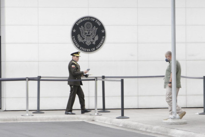 Notificación. El general Víctor Araus estuvo en la legación diplomática pocos minutos.