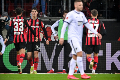 Piero Hincapié (33) dio la asistencia para el segundo gol del Bayer Leverkusen.