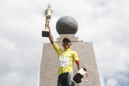 El ciclista Steven Haro y su celebración tras recibir el trofeo de campeón de la Vuelta al Ecuador.