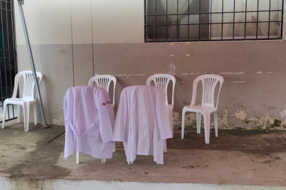 Acción. Los mandiles colgados, como signo de inconformidad por la falta de pago a tiempo de salarios y bonos.