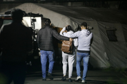 Situación. Hubo desconsuelo entre los familiares de los obreros que fueron alcanzados por la corriente.