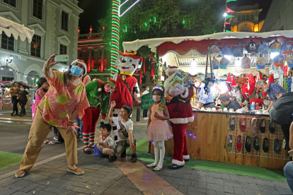 El mercado. Es visitado por familias a diario, desde su apertura. El sitio, donde hay más de 30 stands navideños, además se llena de músicos.