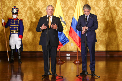 Imagen de archivo del presidente de Colombia, Iván Duque (i) con su homólogo ecuatoriano, Guillermo Lasso.