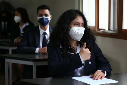 Estudiantes asisten a clases en Quito (Ecuador), en una fotografía de archivo.