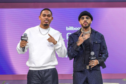El cantante y rapero Myke Towers (i) y el cantautor y productor Rauw Alejandro (d), en una fotografía de archivo.