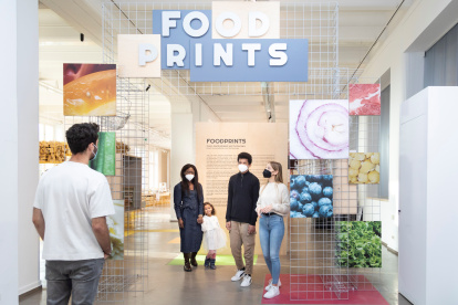 Dos visitantes recorren la exposición "Foodprints" en el Museo Técnico de Viena (Austria)