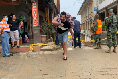 El hundimiento tiene un diámetro aproximado de 25 metros y ha obligado a decenas de familiar a evacuar el sector