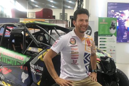 El piloto Sebastián Guayasamín posa para una foto el 15 de diciembre de 2021 en Quito (Ecuador).