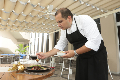 Miguel desarrolló su carrera gastronómica en el exterior, principalmente en Argentina.