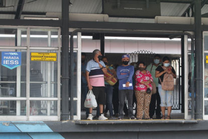 Puertas. Los usuarios de la Metrovía arriesgan sus vidas cuando se paran a esperar las unidades frente a los portones que permanecen abiertos, debido a los daños existentes.