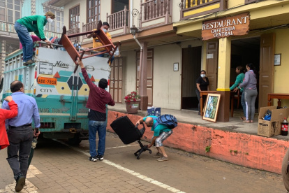 Los habitantes de Zaruma han debido evacuar sus hogares por el peligro de que el hundimiento de tierras continúe.