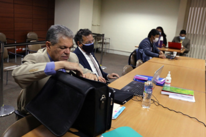 Diligencia. El excontralor Pablo Celi y su defensor Marcelo Ron, en la sala de audiencias de la Corte.