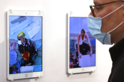Un hombre observa un NFT del artista Erik Schmidt en la pantalla de un iPad en la feria Art Cologne.