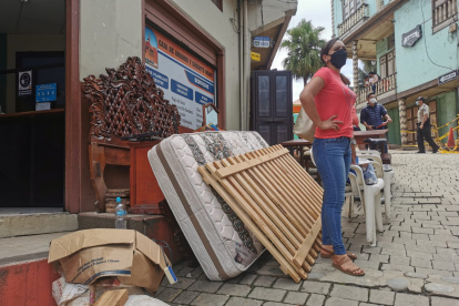 Moradores retiran sus pertenencias de sus hogares en Zaruma. Agentes de USAR han advertido que debe realizarse de forma técnica.