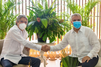 El presidente de Ecuador, Guillermo Lasso, (i) saluda al presidente de Colombia, Iván Duque (d), en la apertura del Encuentro Presidencial "X Gabinete Binacional Colombia - Ecuador", hoy en Cartagena de Indias (Colombia). EFE/ Ricardo Maldonado