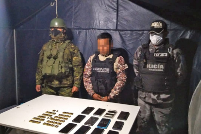 Sospecha. El agente penitenciario se movilizaba en un vehículo en el que se encontraron celulares y pertrechos.