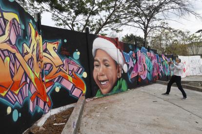 El mural se puede observar en la Avenida del Bombero, en el barrio Los Ceibos.