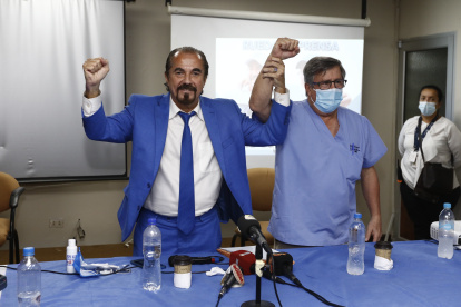 José Auad (i) junto a Roberto Gilbert, hicieron oficial su candidatura a la presidencia.