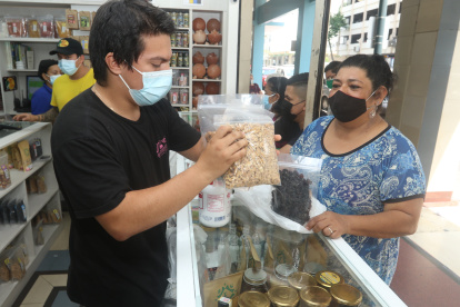 La cena. Las personas ya empezaron a comprar los frutos secos para preparar el relleno para el pavo, la torta de Navidad y el pan de Pascua.