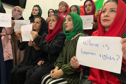 - El autodenominado Grupo de Unidad y Solidaridad de Mujeres Afganas protesta de manera clandestina en un piso bajo de un barrio de Kabul (Afganistán) el pasado 12 de diciembre. EFE/Moncho Torres