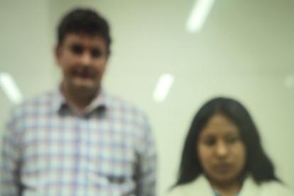 Yomira Huamán (d), la arqueóloga de la Universidad Nacional Mayor de San Marcos (UNMSM) que ha liderado las investigaciones / EFE