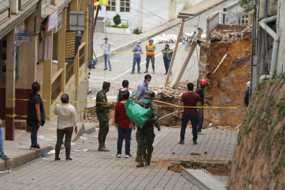 El escenario que deja el socavón reciente afecta a cien metros a la redonda.