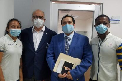 Los deportistas Luisa Valverde (i) y Andrés Montaño (d) junto al presidente del COE Jorge Delgado y uno de los abogados durante el trámite.