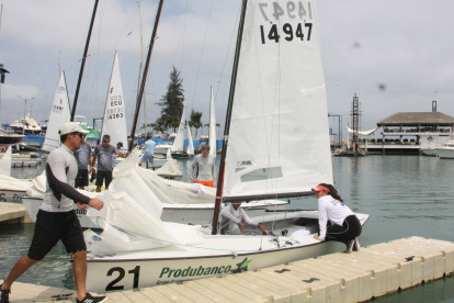 Julio Vélez (i) mientras alistaba la embarcación con Irene Suárez.
