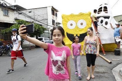 MONIGOTES GIGANTES EN EL SUBRUBIO PORTENO/JIMMY NEGRETE/GUAYAQUIL-ECUADOR