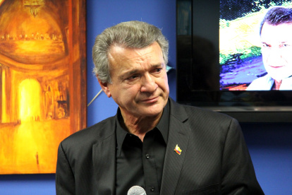 Su envolvente voz y porte de galán lo llevaron a actuar en cine y televisión.