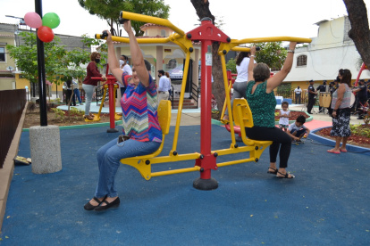 Entorno. Las áreas verdes cuentan con máquinas geriátricas, juegos infantiles, entre otros elementos.