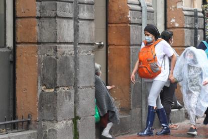 Situación. Un gran número de personas se ha volcado a las calles para pedir ayuda económica.